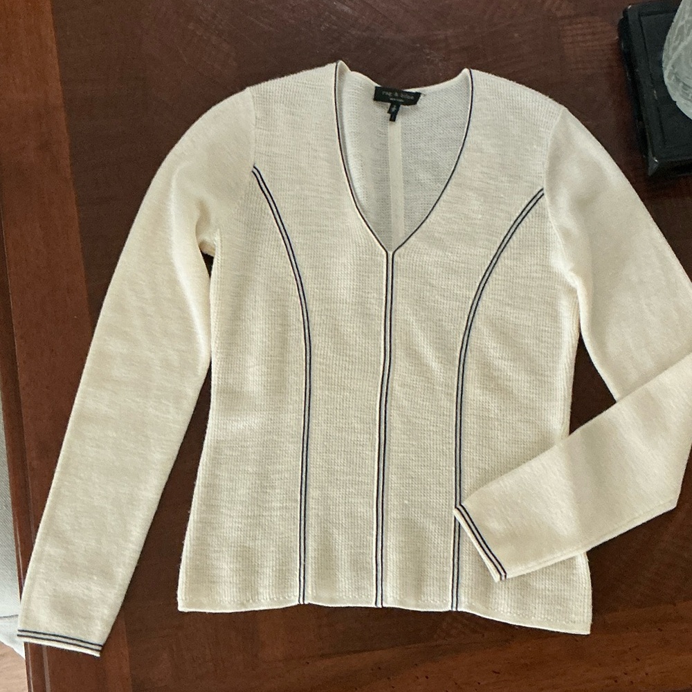 RAG & BONE Cream V-Neck Sweater with navy blue Accents